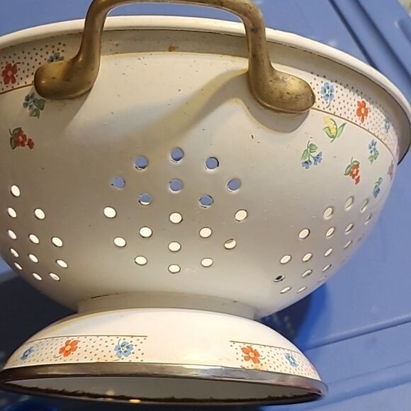 Kamenstein Floral Enanamel Colander with Gold Handles - Picture 13 of 16